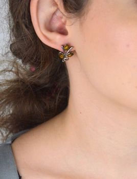 Eleganckie srebrne kolczyki z trzema bursztynami, próba 925. Stylowe i lekkie – idealne na każdą okazję. Sprawdź model DIA-KLC-6675-925 (3).JPG