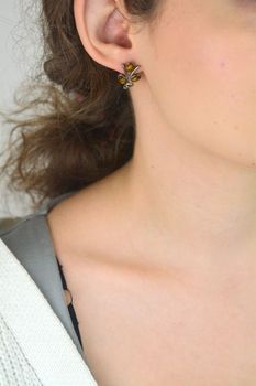 Eleganckie srebrne kolczyki z trzema bursztynami, próba 925. Stylowe i lekkie – idealne na każdą okazję. Sprawdź model DIA-KLC-6675-925 (4).JPG