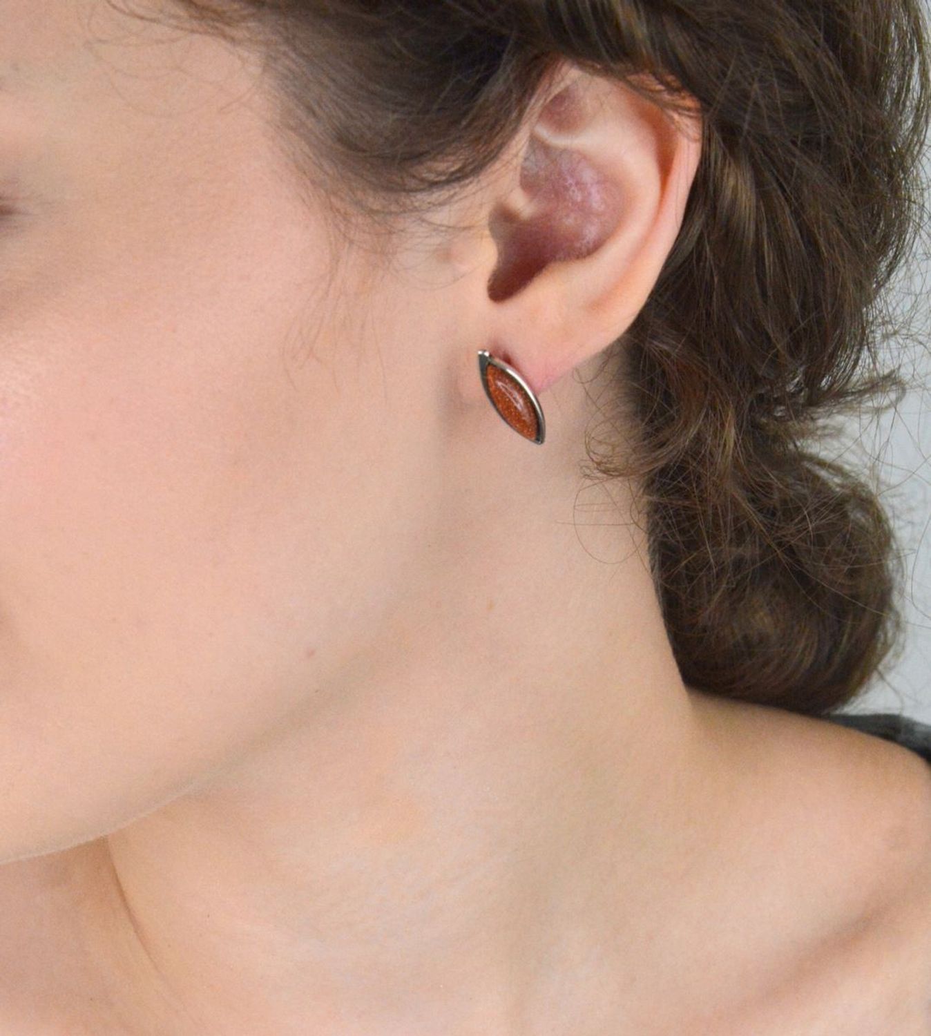 Kolczyki damskie srebrne próby 925 zdobione kamieniem Piasek Pustyni. Model DIA-KLC-6678-925. Zapięcie na sztyft, waga 2,90 g. Eleganckie i pełne tajemniczego blasku ✨1.jpg