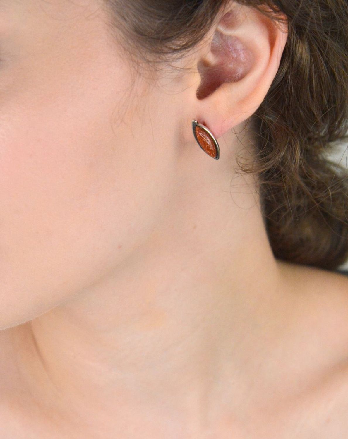 Kolczyki damskie srebrne próby 925 zdobione kamieniem Piasek Pustyni. Model DIA-KLC-6678-925. Zapięcie na sztyft, waga 2,90 g. Eleganckie i pełne tajemniczego blasku ✨1.jpg