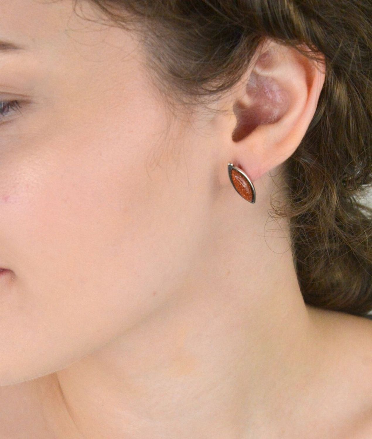 Kolczyki damskie srebrne próby 925 zdobione kamieniem Piasek Pustyni. Model DIA-KLC-6678-925. Zapięcie na sztyft, waga 2,90 g. Eleganckie i pełne tajemniczego blasku ✨1.jpg