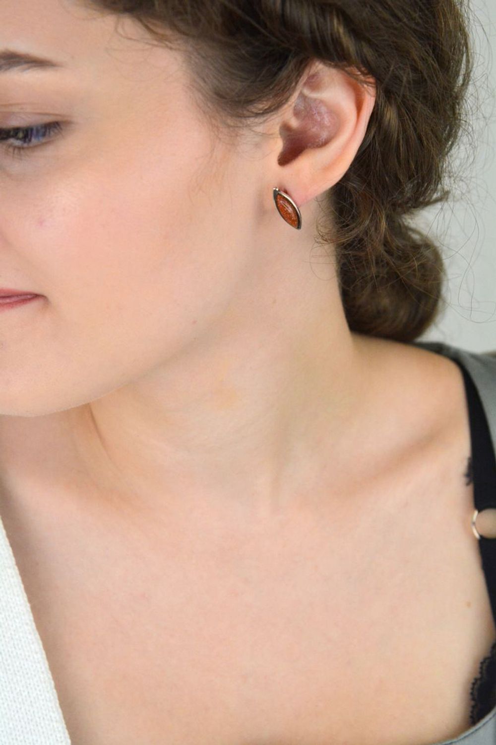 Kolczyki damskie srebrne próby 925 zdobione kamieniem Piasek Pustyni. Model DIA-KLC-6678-925. Zapięcie na sztyft, waga 2,90 g. Eleganckie i pełne tajemniczego blasku ✨1.jpg