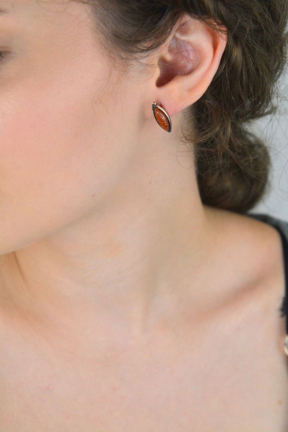 Kolczyki damskie srebrne próby 925 zdobione kamieniem Piasek Pustyni. Model DIA-KLC-6678-925. Zapięcie na sztyft, waga 2,90 g. Eleganckie i pełne tajemniczego blasku ✨1.jpg