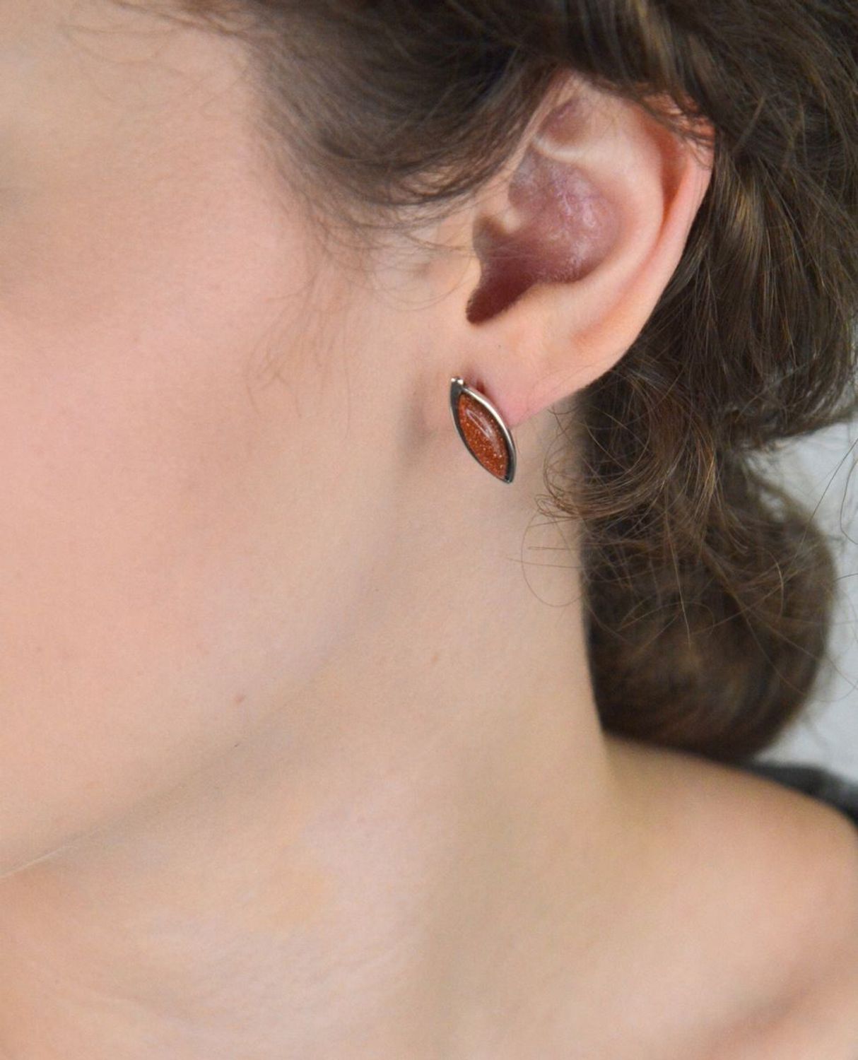 Kolczyki damskie srebrne próby 925 zdobione kamieniem Piasek Pustyni. Model DIA-KLC-6678-925. Zapięcie na sztyft, waga 2,90 g. Eleganckie i pełne tajemniczego blasku ✨1.jpg