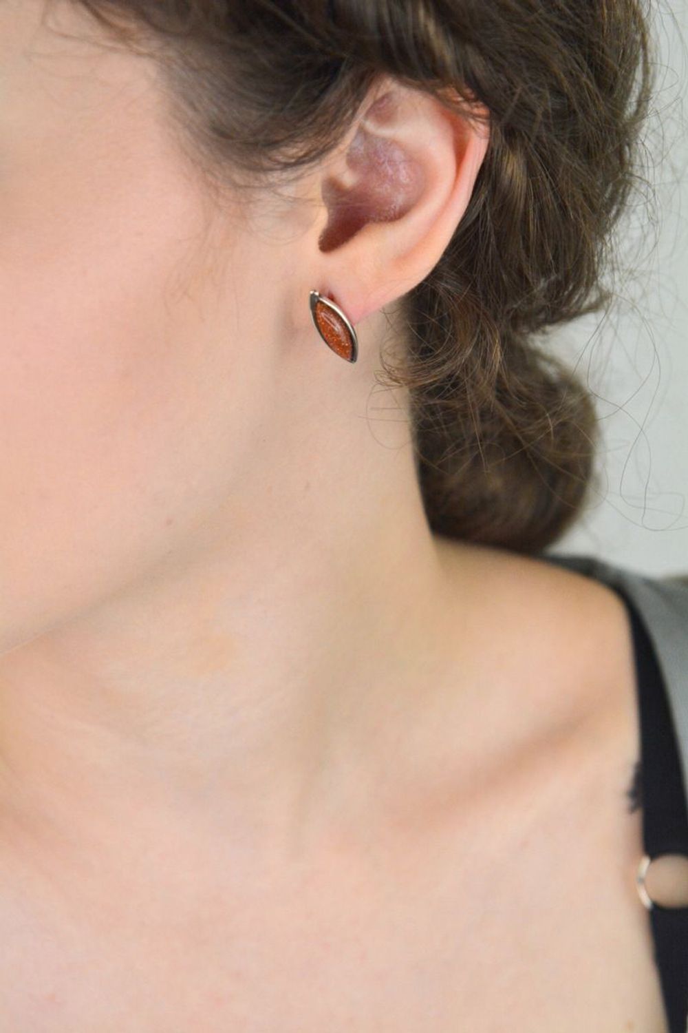 Kolczyki damskie srebrne próby 925 zdobione kamieniem Piasek Pustyni. Model DIA-KLC-6678-925. Zapięcie na sztyft, waga 2,90 g. Eleganckie i pełne tajemniczego blasku ✨1.jpg