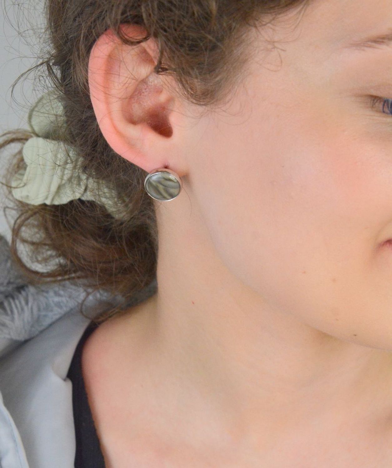 Okrągłe kolczyki damskie z naturalnym krzemieniem pasiastym. Wykonane ze srebra próby 925, z zapięciem na sztyft. Elegancja i siła natury w jednym.1.jpg