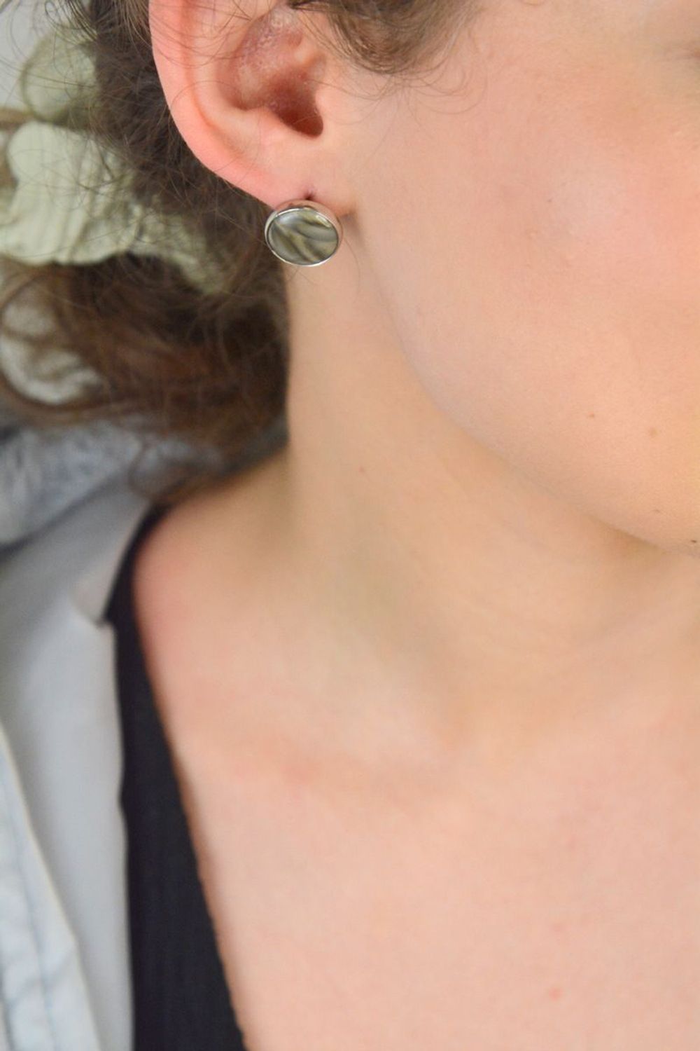 Okrągłe kolczyki damskie z naturalnym krzemieniem pasiastym. Wykonane ze srebra próby 925, z zapięciem na sztyft. Elegancja i siła natury w jednym.1.jpg
