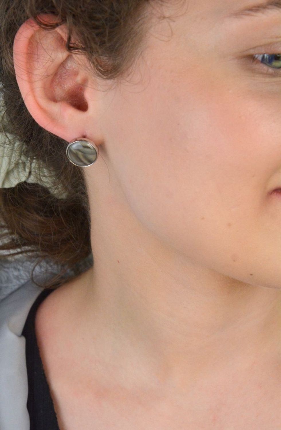 Okrągłe kolczyki damskie z naturalnym krzemieniem pasiastym. Wykonane ze srebra próby 925, z zapięciem na sztyft. Elegancja i siła natury w jednym.1.jpg