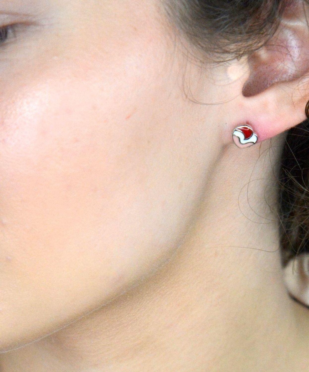 Kolczyki srebrne kolorowe serca, próba 925 DIA-KLC-6688-925. Dziecięca srebrna biżuteria będzie idealnym pomysłem na prezent. Wakacyjna biżuteria. Kolczyki srebrne wkrętki. Na prezent..jpg