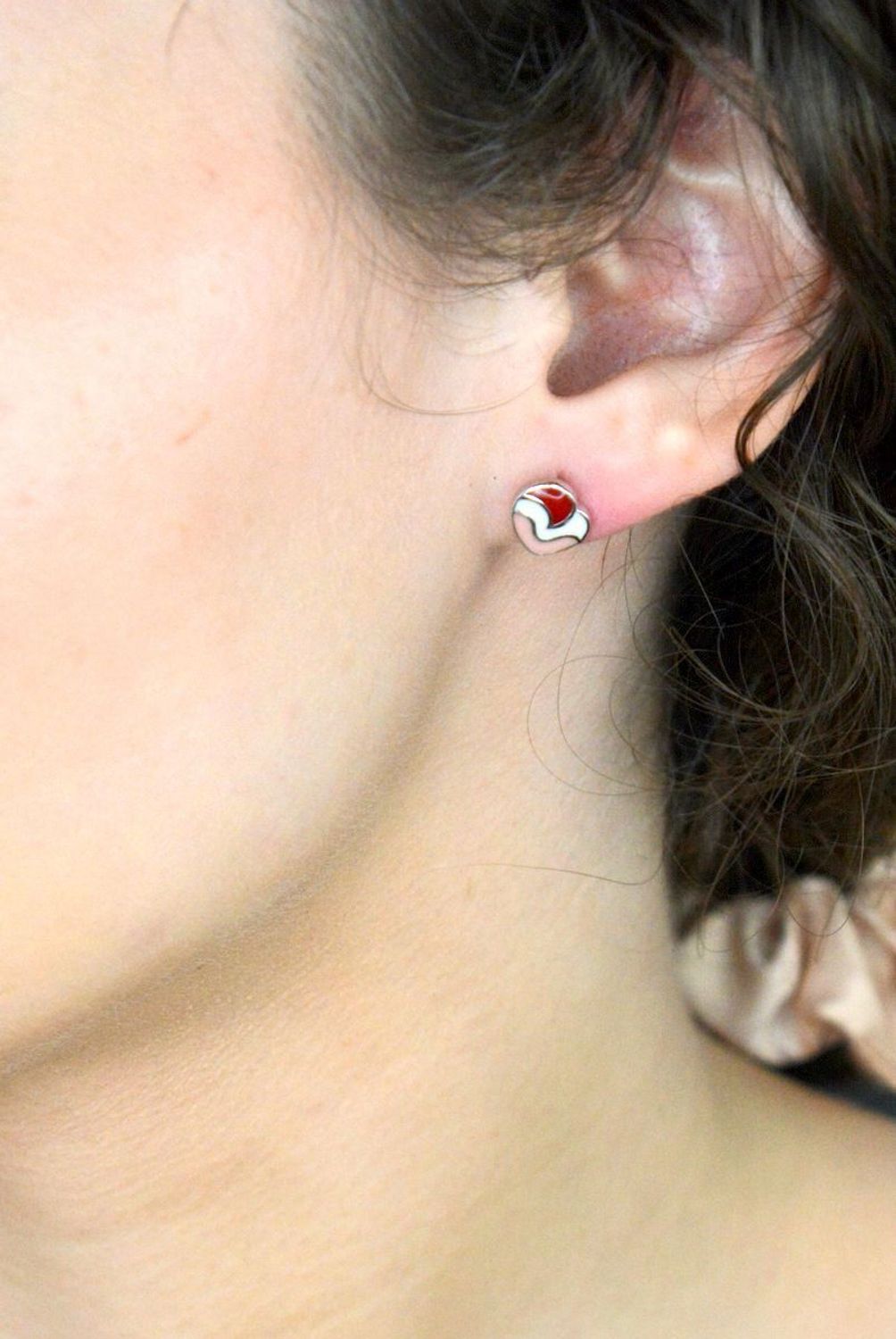 Kolczyki srebrne kolorowe serca, próba 925 DIA-KLC-6688-925. Dziecięca srebrna biżuteria będzie idealnym pomysłem na prezent. Wakacyjna biżuteria. Kolczyki srebrne wkrętki. Na prezent..jpg