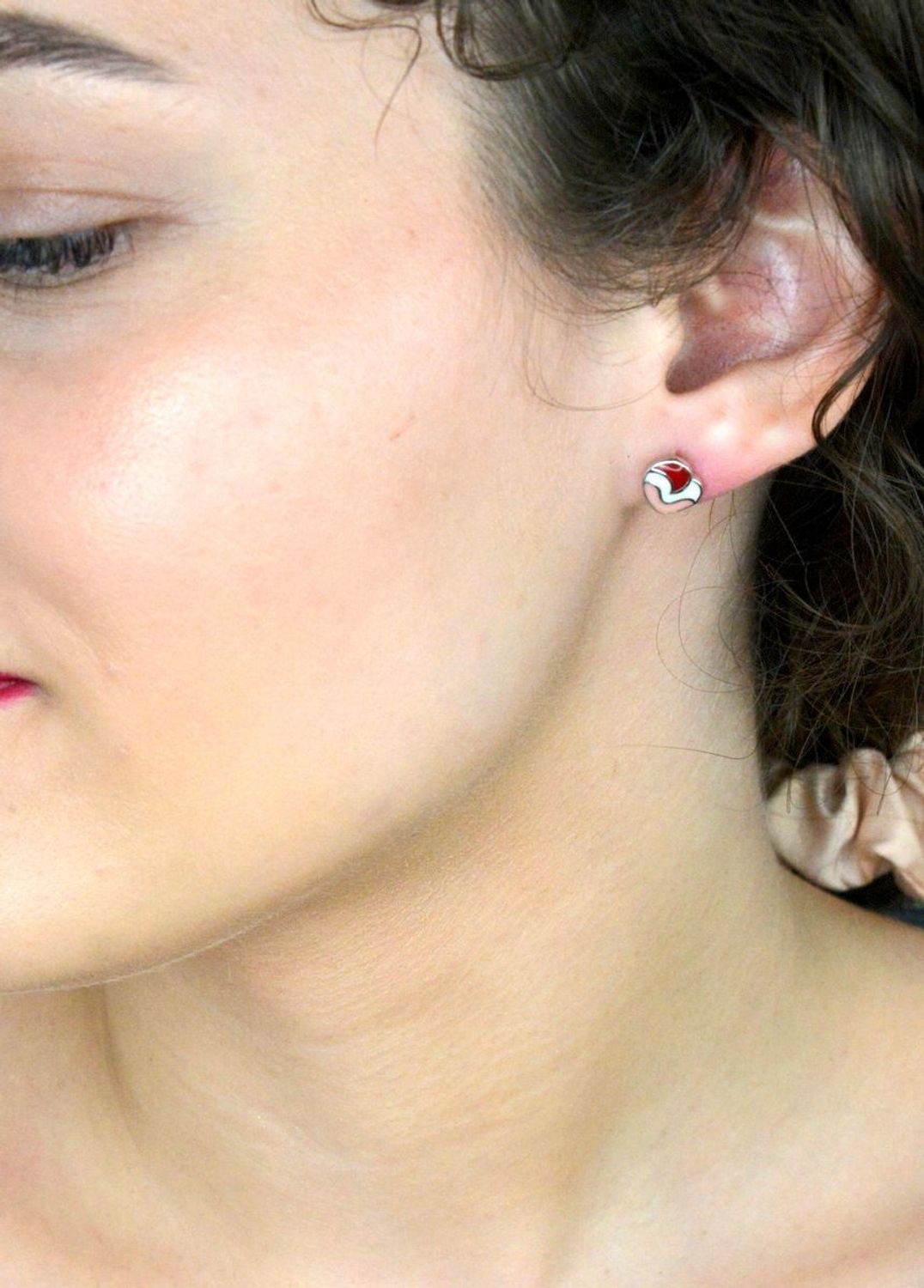 Kolczyki srebrne kolorowe serca, próba 925 DIA-KLC-6688-925. Dziecięca srebrna biżuteria będzie idealnym pomysłem na prezent. Wakacyjna biżuteria. Kolczyki srebrne wkrętki. Na prezent..jpg