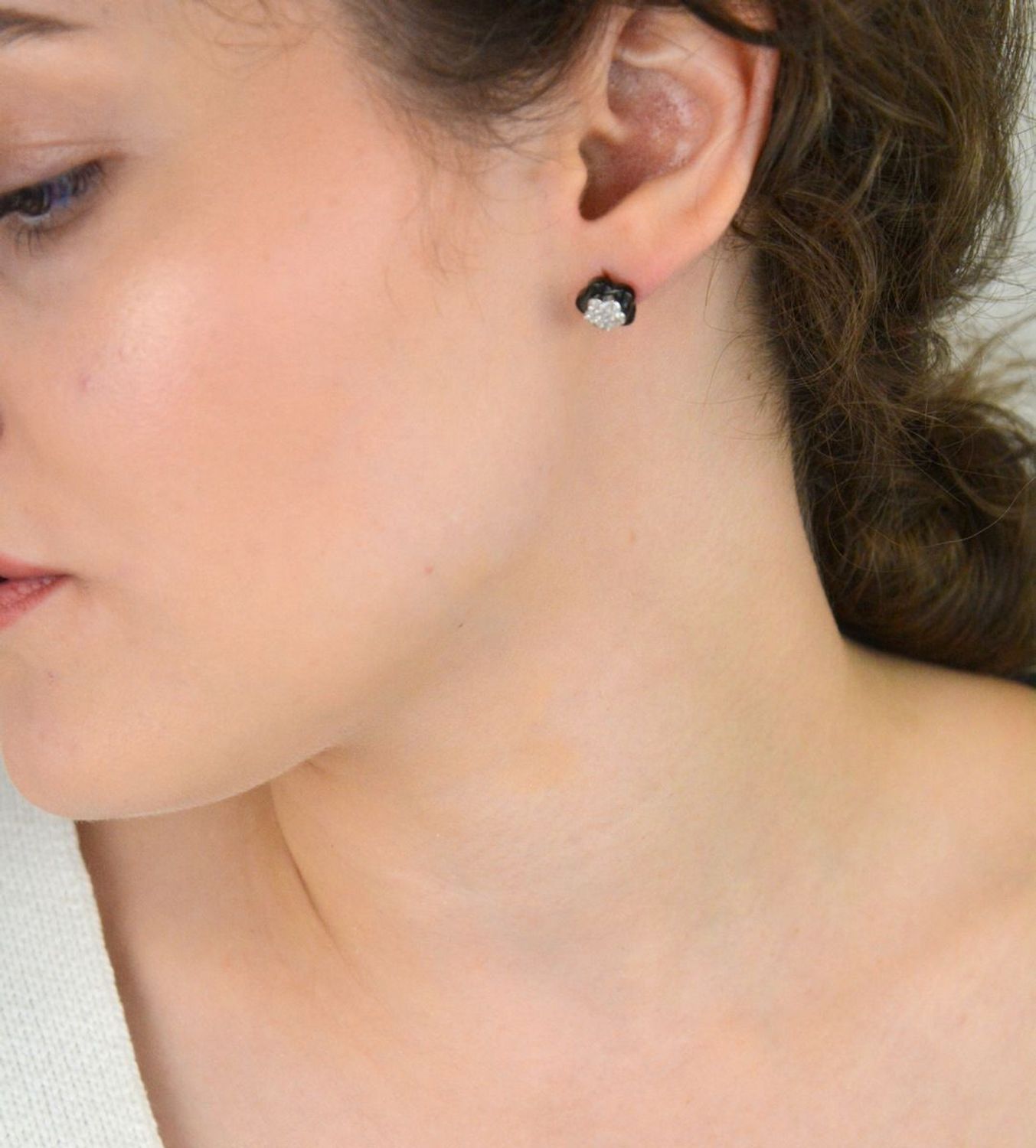 Kolczyki srebrne 925 – model DIA-KLC-6690-925. Kwiatki z ceramiki, zdobione cyrkoniami. Wielkość 1 cm, zapięcie na sztyft, waga 3,50 g. Romantyczna i oryginalna biżuteria dla kobiet.1.jpg