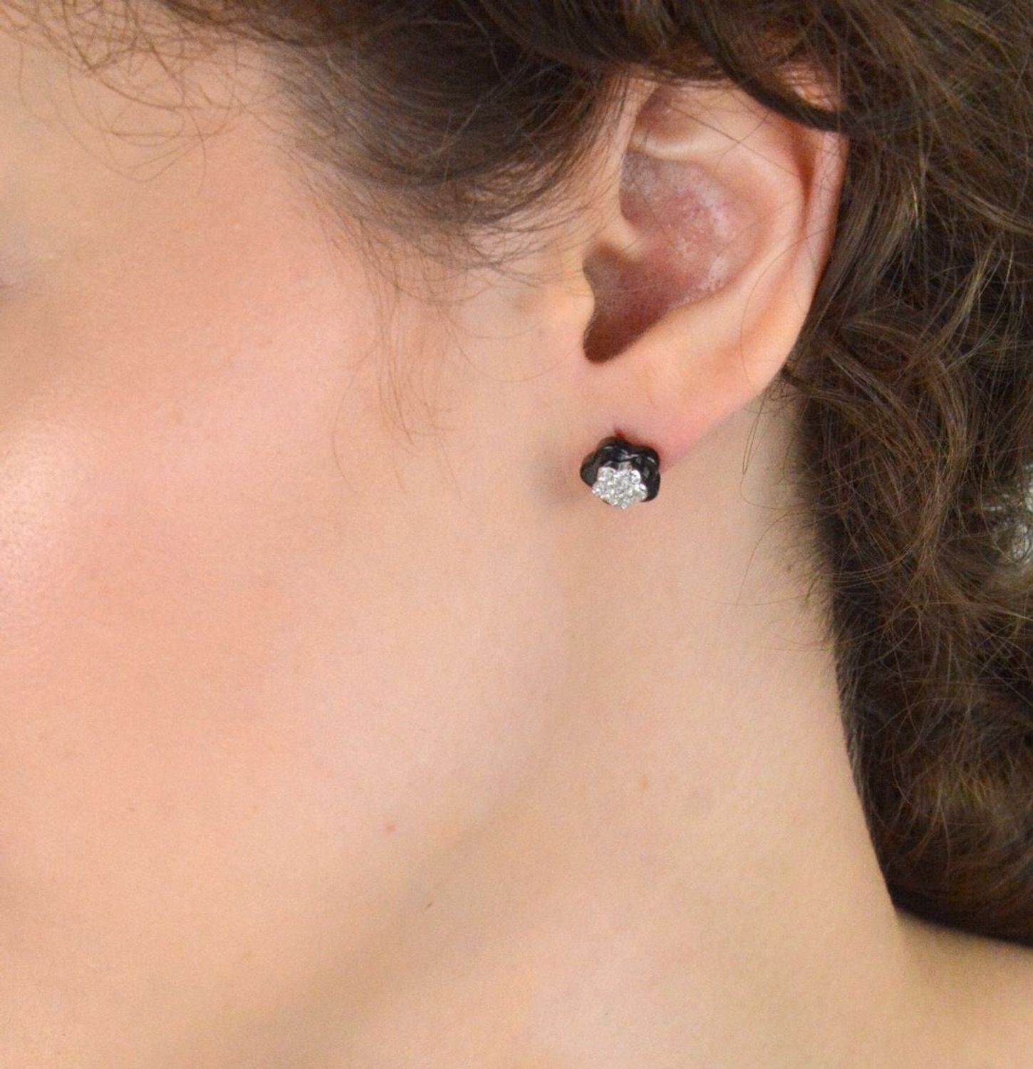 Kolczyki srebrne 925 – model DIA-KLC-6690-925. Kwiatki z ceramiki, zdobione cyrkoniami. Wielkość 1 cm, zapięcie na sztyft, waga 3,50 g. Romantyczna i oryginalna biżuteria dla kobiet.1.jpg