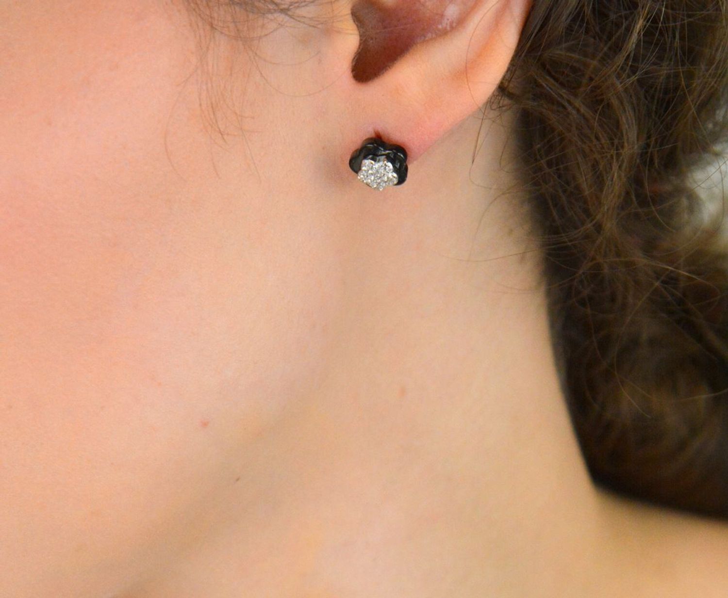 Kolczyki srebrne 925 – model DIA-KLC-6690-925. Kwiatki z ceramiki, zdobione cyrkoniami. Wielkość 1 cm, zapięcie na sztyft, waga 3,50 g. Romantyczna i oryginalna biżuteria dla kobiet.1.jpg