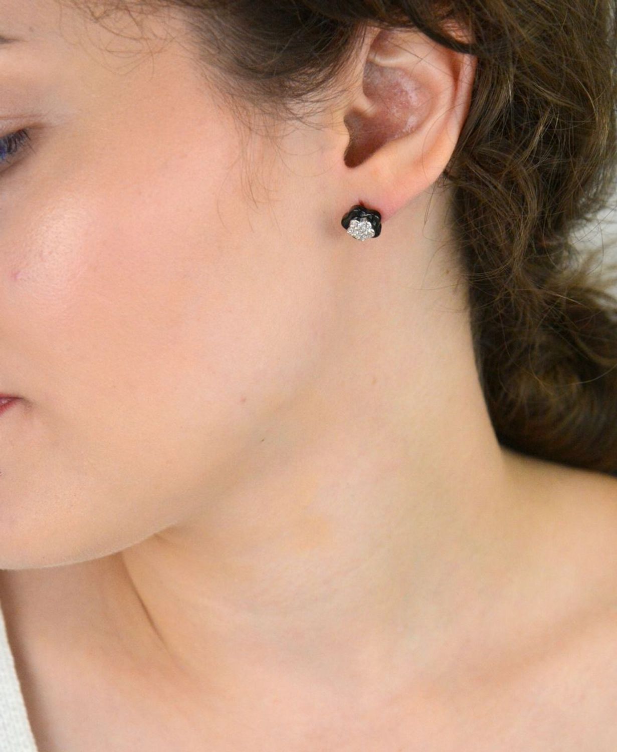 Kolczyki srebrne 925 – model DIA-KLC-6690-925. Kwiatki z ceramiki, zdobione cyrkoniami. Wielkość 1 cm, zapięcie na sztyft, waga 3,50 g. Romantyczna i oryginalna biżuteria dla kobiet.1.jpg