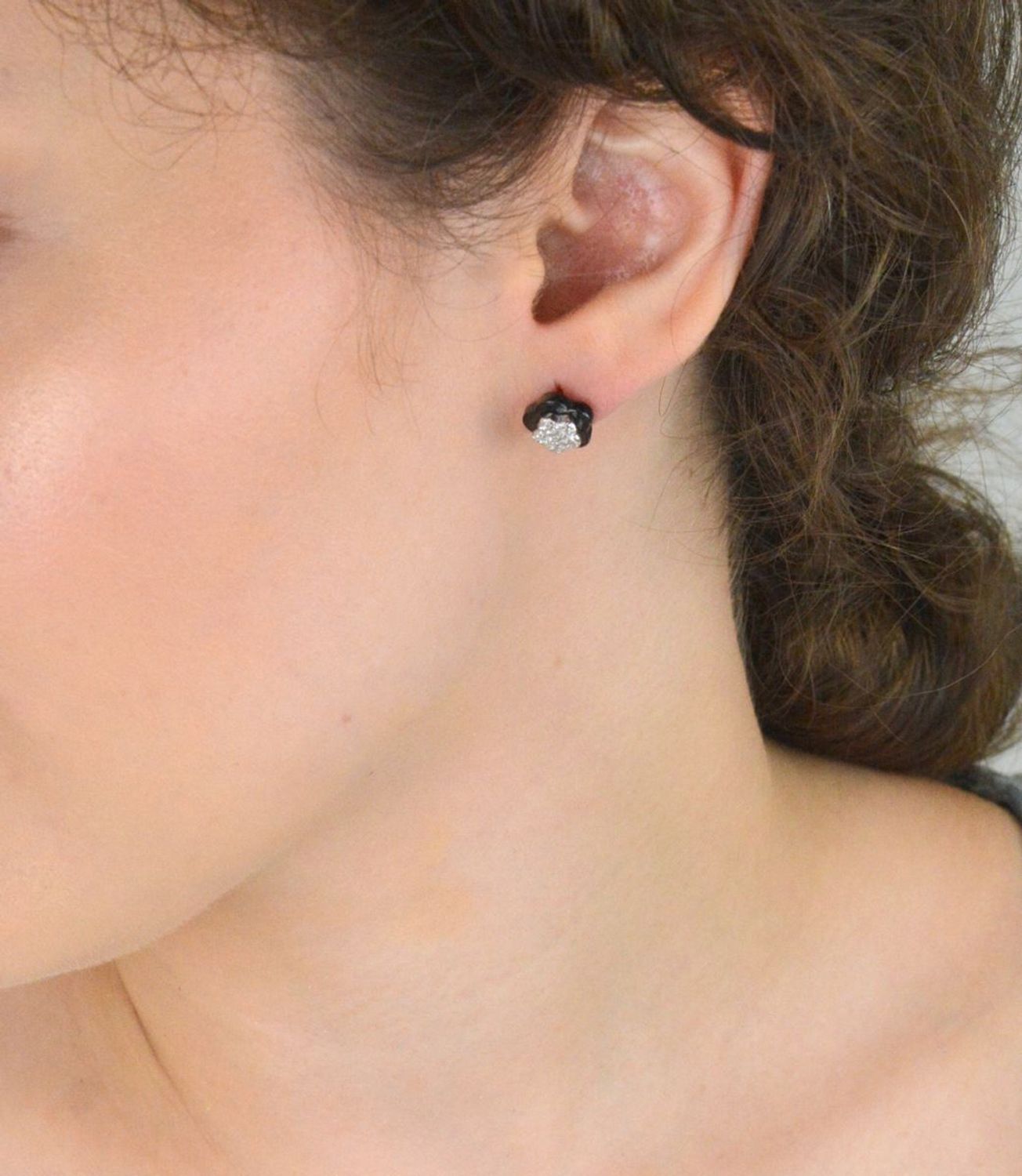 Kolczyki srebrne 925 – model DIA-KLC-6690-925. Kwiatki z ceramiki, zdobione cyrkoniami. Wielkość 1 cm, zapięcie na sztyft, waga 3,50 g. Romantyczna i oryginalna biżuteria dla kobiet.1.jpg