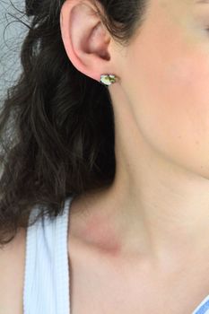 Srebrne kolczyki dziecięce baranki z emalią DIA-KLC-6691-925  Biżuteria srebrna 925 (2).jpg