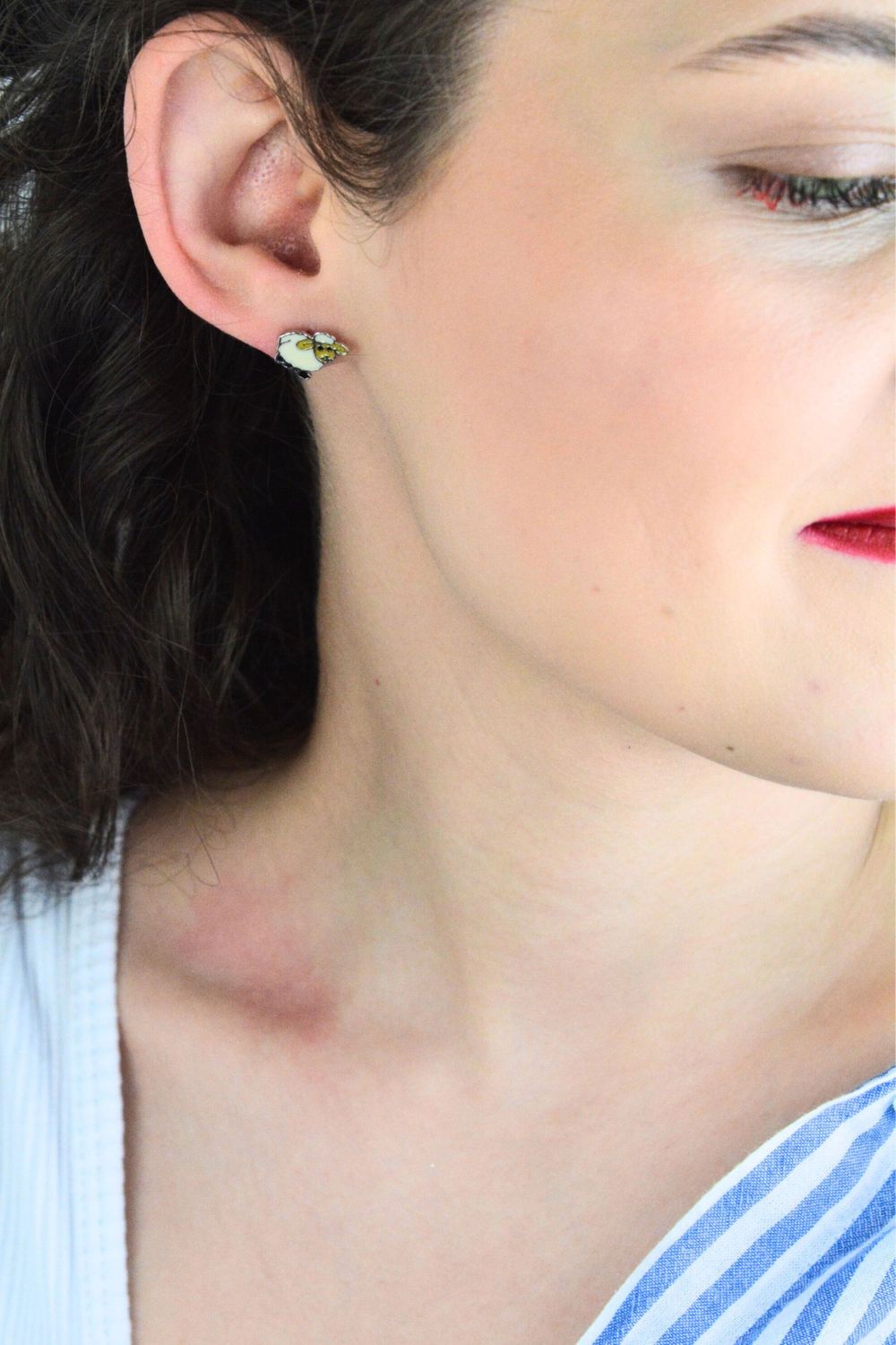 Urocze srebrne kolczyki dziecięce 925 w kształcie baranków DIA-KLC-6691-925. Zdobione kolorową emalią, zapięcie na sztyft, wymiary 1,1 x 1,0 cm, waga 1,40 g. Bezpieczne i piękne kolczyki 1.jpg