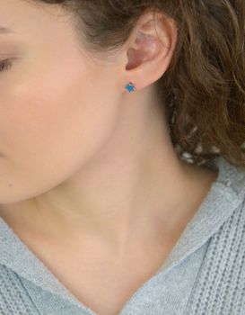 Kolczyki dziecięce srebrne 925 DIA-KLC-6693-925 w kształcie niebieskich gwiazdek z emalią. Wielkość 7 mm, waga 0,90 g. Lekkie, bezpieczne i idealne dla dziewczynki (2).JPG