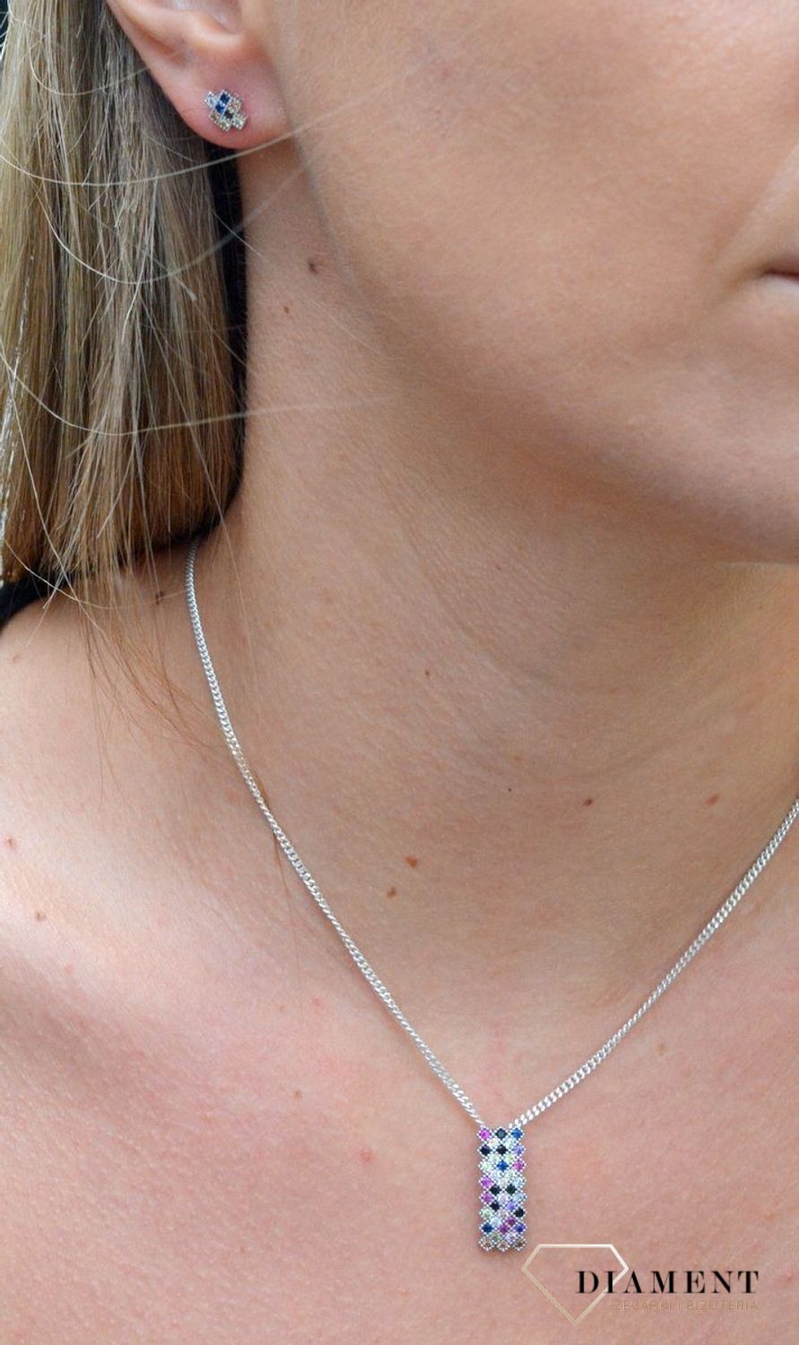 Kolczyki srebrne z kolorowymi cyrkoniami DIA-KLC-6700-925. Kolczyki proste srebrne. Kolczyki kolorowe cyrkonie. Kolczyki srebrne damskie. Kolczyki srebrne idealne na prezent. Kolczyki srebrne z zapięciem na sztyft..jpg