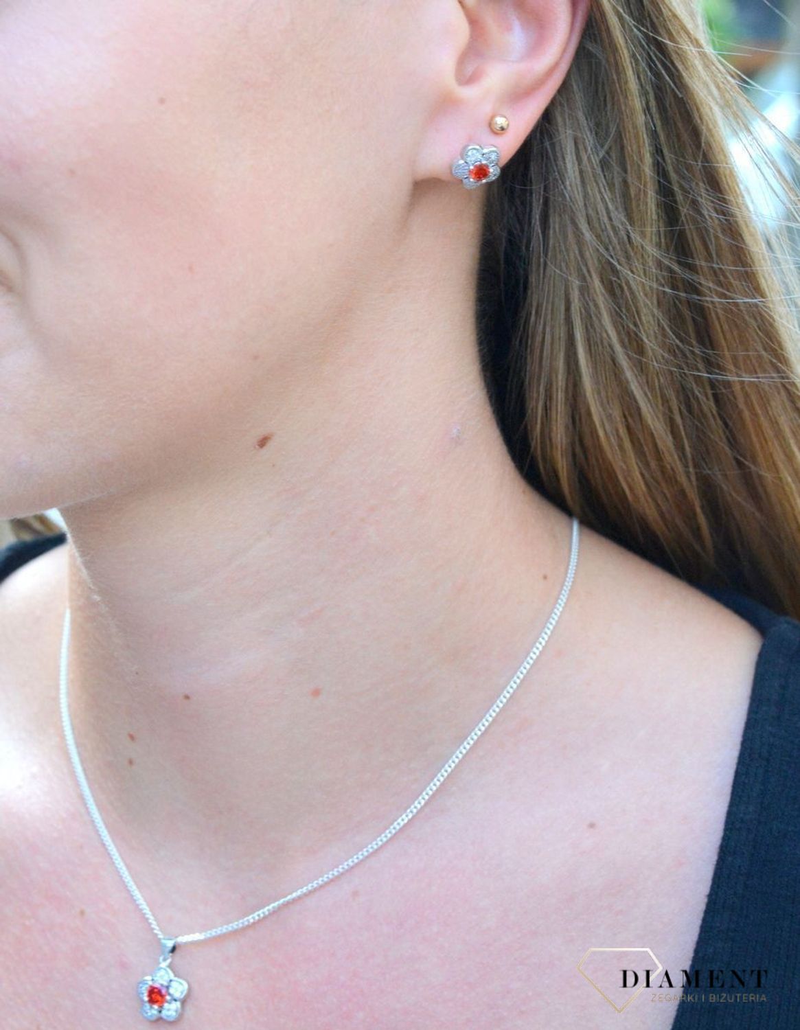 Kolczyki srebrne kwiatki z czerwoną cyrkonią DIA-KLC-6701-925. Kolczyki kwiatki z cyrkonią. Kolczyki wkrętki. Kolczyki srebrne damskie, dziecięce. Kolczyki srebrne idealne na prezent. Kolczyki srebrne z zapięciem na sztyft..jpg