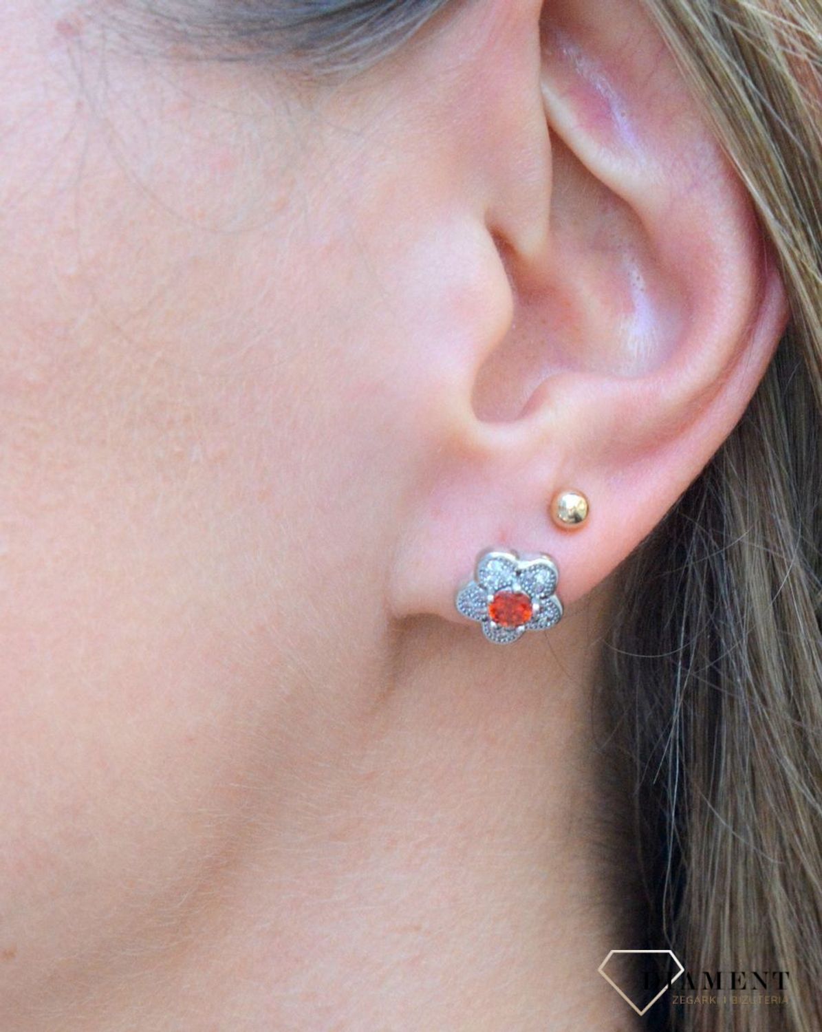 Kolczyki srebrne kwiatki z czerwoną cyrkonią DIA-KLC-6701-925. Kolczyki kwiatki z cyrkonią. Kolczyki wkrętki. Kolczyki srebrne damskie, dziecięce. Kolczyki srebrne idealne na prezent. Kolczyki srebrne z zapięciem na sztyft..jpg