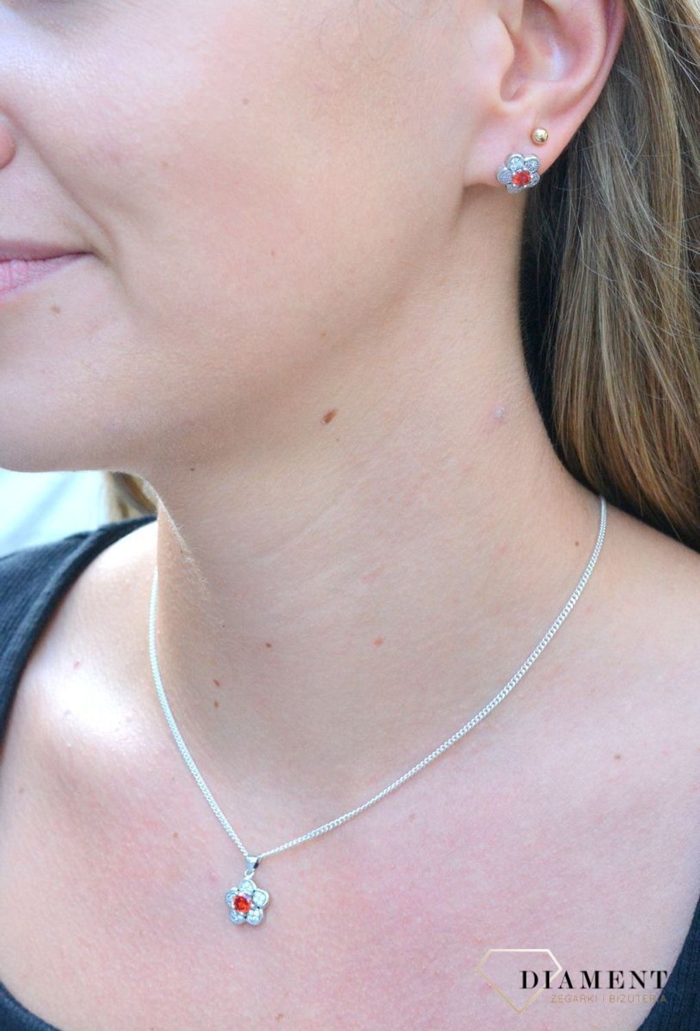 Kolczyki srebrne kwiatki z czerwoną cyrkonią DIA-KLC-6701-925. Kolczyki kwiatki z cyrkonią. Kolczyki wkrętki. Kolczyki srebrne damskie, dziecięce. Kolczyki srebrne idealne na prezent. Kolczyki srebrne z zapięciem na sztyft..jpg