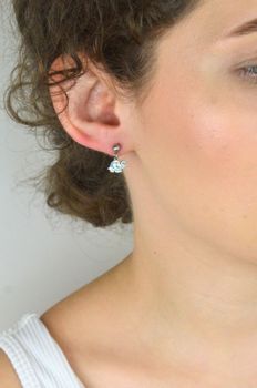 Srebrne Kolczyki 925 – Kuleczki z Wiszącym Niebieskim Żółwikiem, Na Sztyft, 1,87g Kolczyki srebrne próby 925 z kuleczką i zawieszką w kształcie niebieskiego żółwia. Lekki i oryginalny dodatek (2).JPG