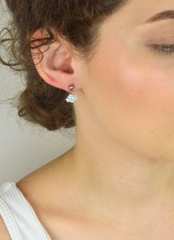 Srebrne Kolczyki 925 – Kuleczki z Wiszącym Niebieskim Żółwikiem, Na Sztyft, 1,87g Kolczyki srebrne próby 925 z kuleczką i zawieszką w kształcie niebieskiego żółwia. Lekki i oryginalny dodatek (4).JPG