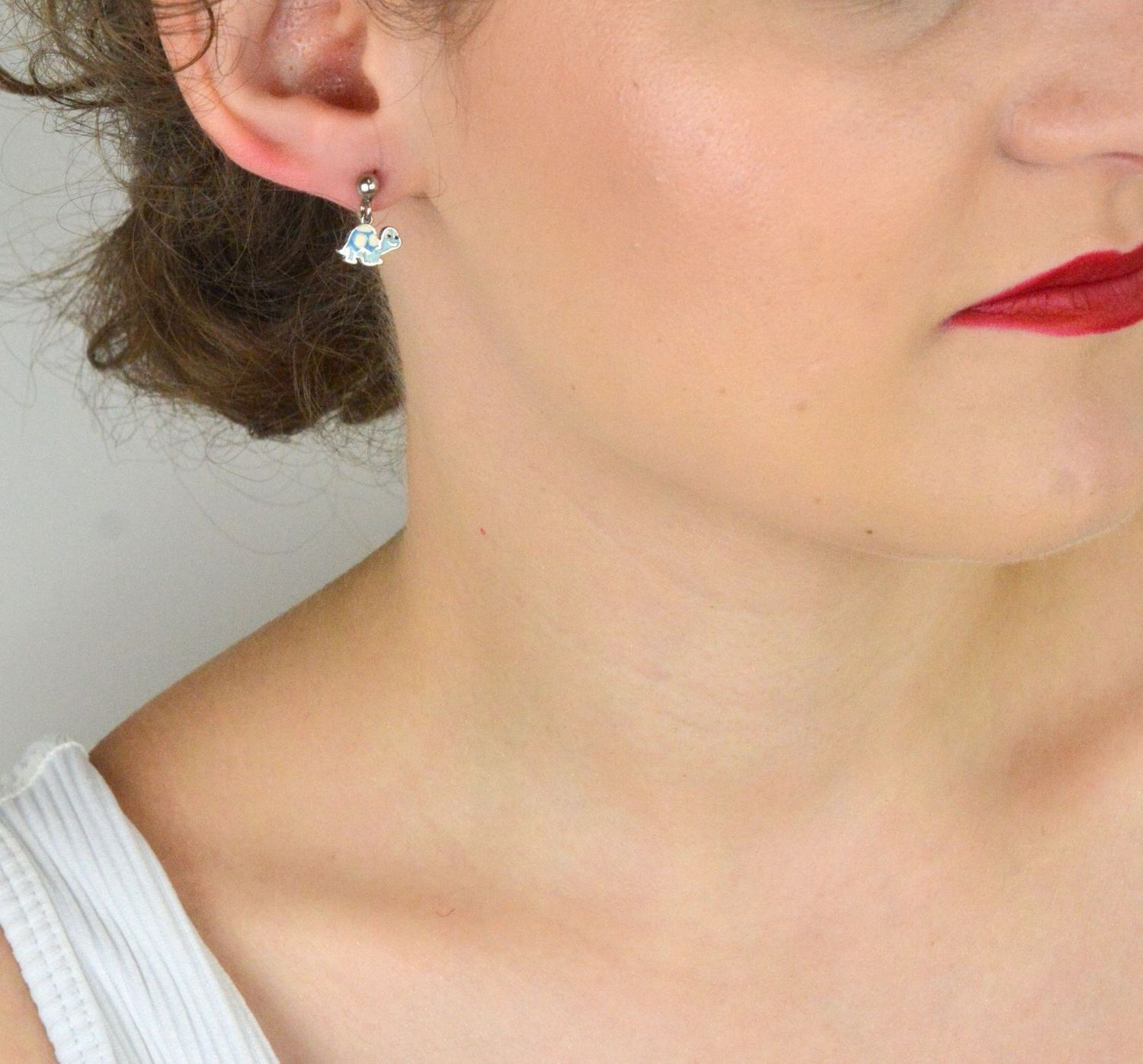 Srebrne Kolczyki 925 – Kuleczki z Wiszącym Niebieskim Żółwikiem, Na Sztyft, 1,87g.jpg