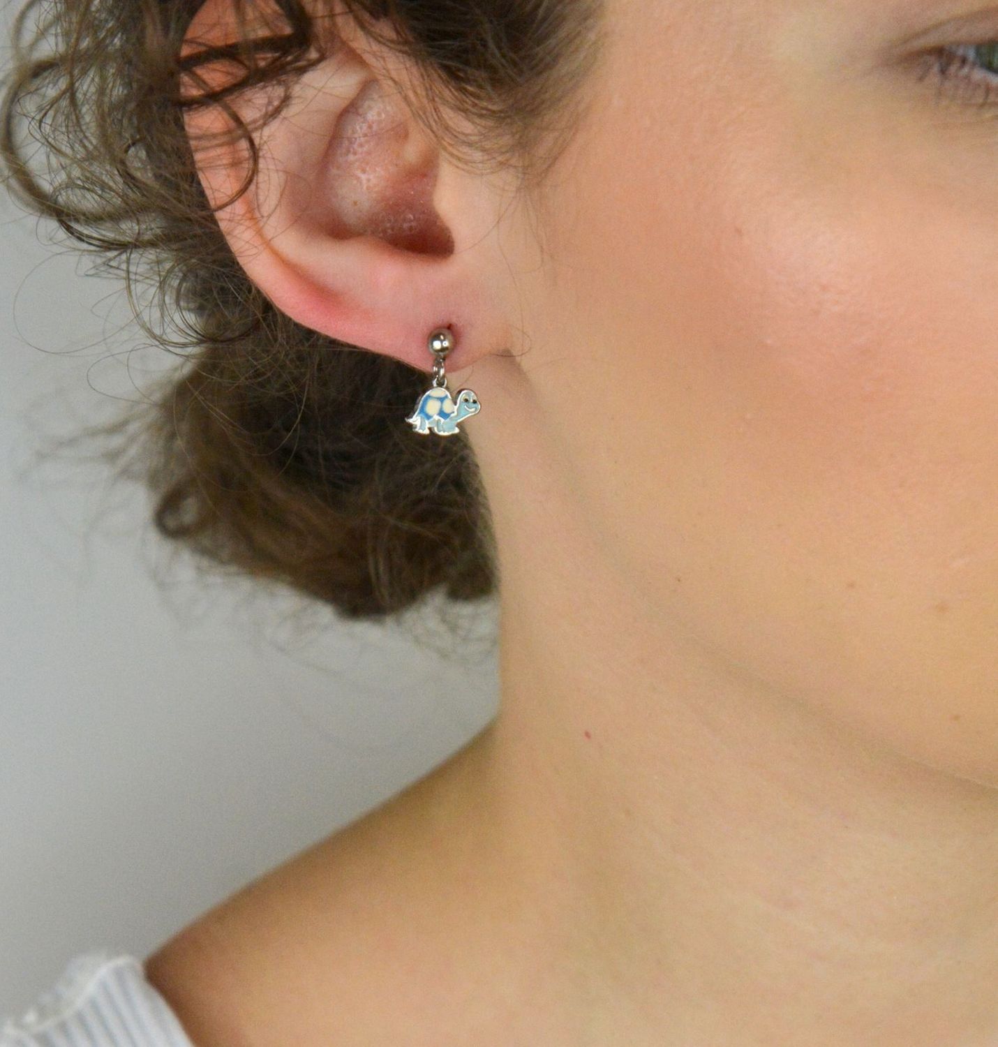 Srebrne Kolczyki 925 – Kuleczki z Wiszącym Niebieskim Żółwikiem, Na Sztyft, 1,87g.jpg