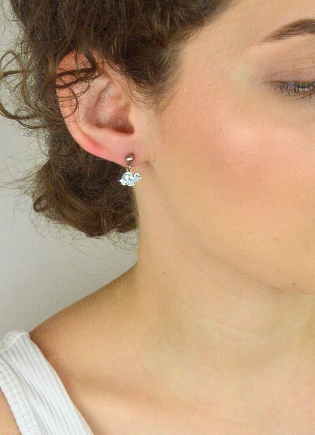 Srebrne Kolczyki 925 – Kuleczki z Wiszącym Niebieskim Żółwikiem, Na Sztyft, 1,87g.jpg