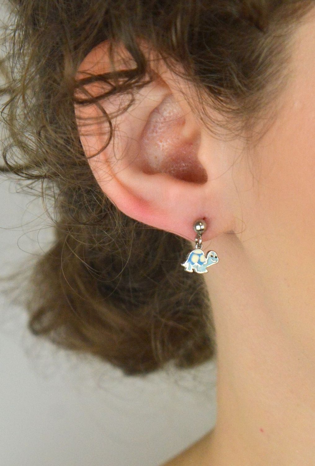 Srebrne Kolczyki 925 – Kuleczki z Wiszącym Niebieskim Żółwikiem, Na Sztyft, 1,87g.jpg