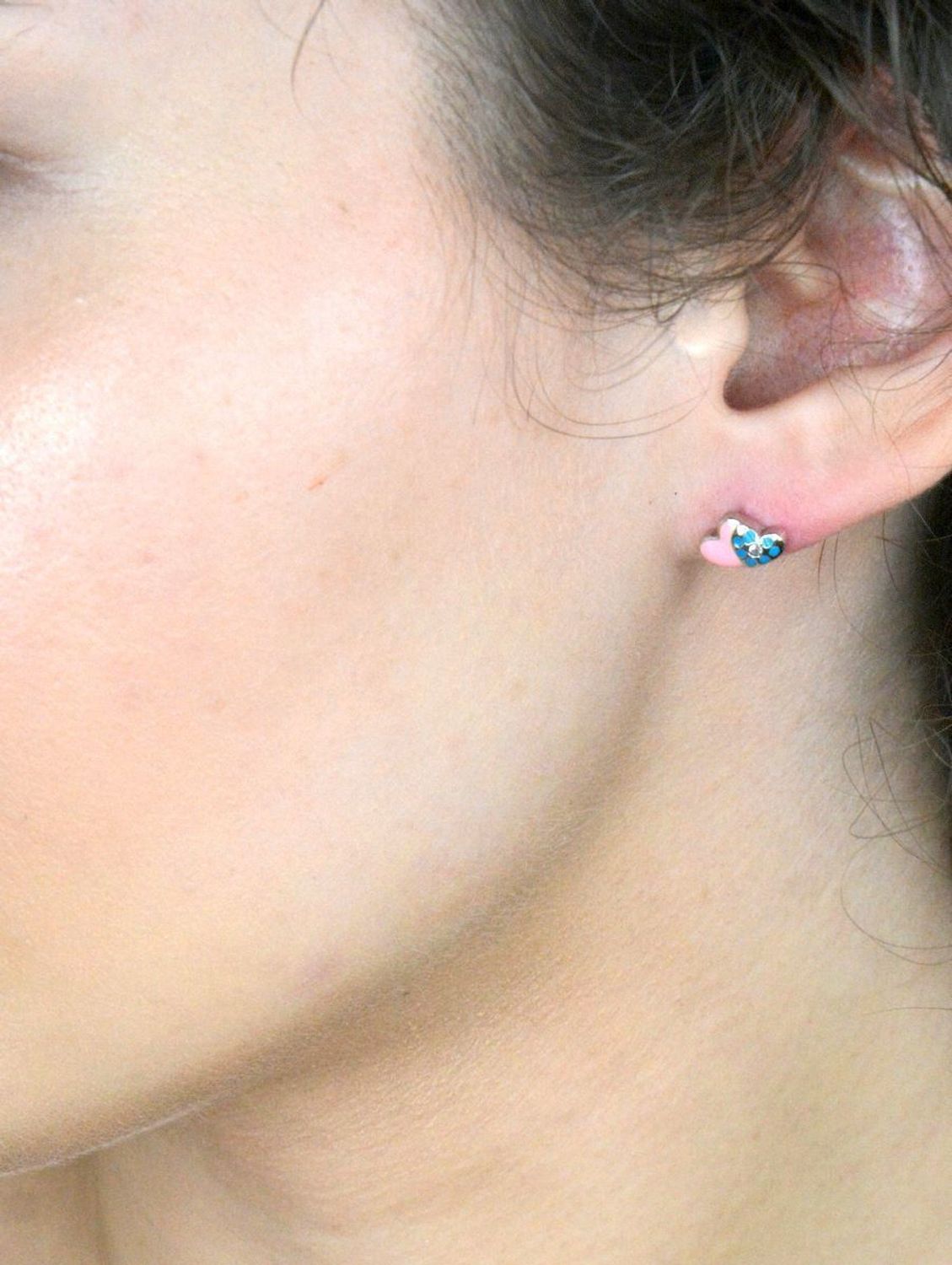 Kolczyki srebrne dwa serca na sztyft, próba 925 DIA-KLC-6708-925.  Dziecięca srebrna biżuteria będzie idealnym pomysłem na prezent. Kolorowe kolczyki dla dziewczynki. 1.jpg