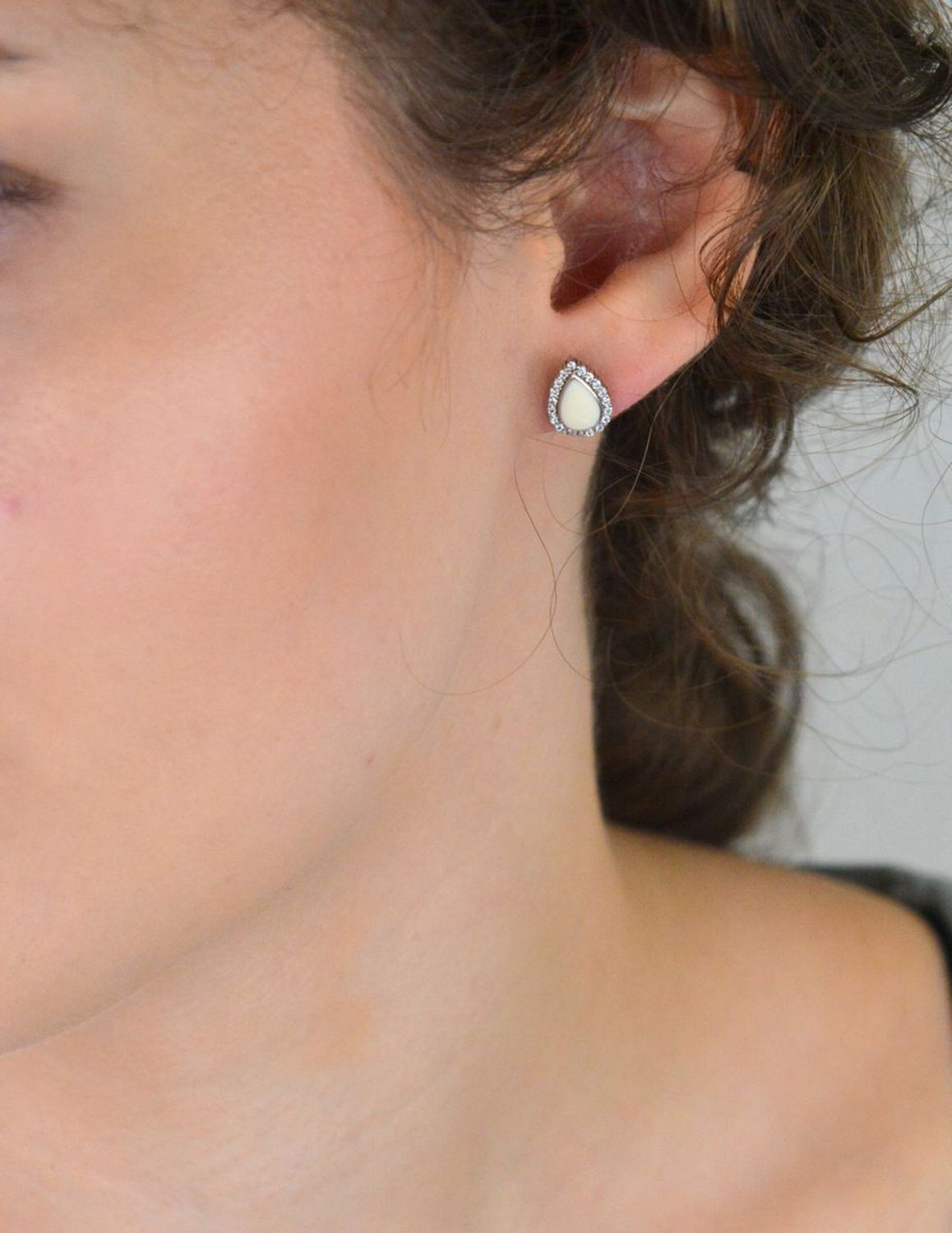 Eleganckie kolczyki srebrne próby 925 w kształcie łezek, zdobione masą perłową i cyrkoniami. Model DIA-KLC-6709-925. Zapięcie na sztyft, waga 2,00 g, długość 1 cm. Idealne na prezent 🎁✨1.jpg