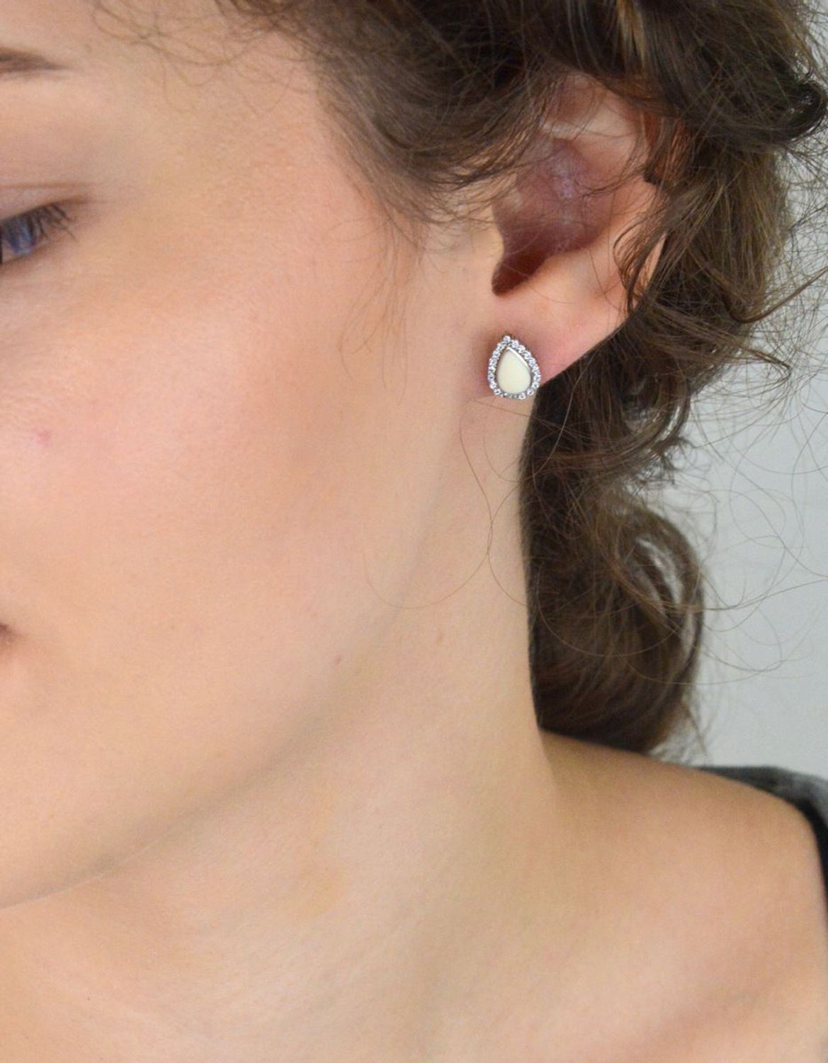 Eleganckie kolczyki srebrne próby 925 w kształcie łezek, zdobione masą perłową i cyrkoniami. Model DIA-KLC-6709-925. Zapięcie na sztyft, waga 2,00 g, długość 1 cm. Idealne na prezent 🎁✨1.jpg