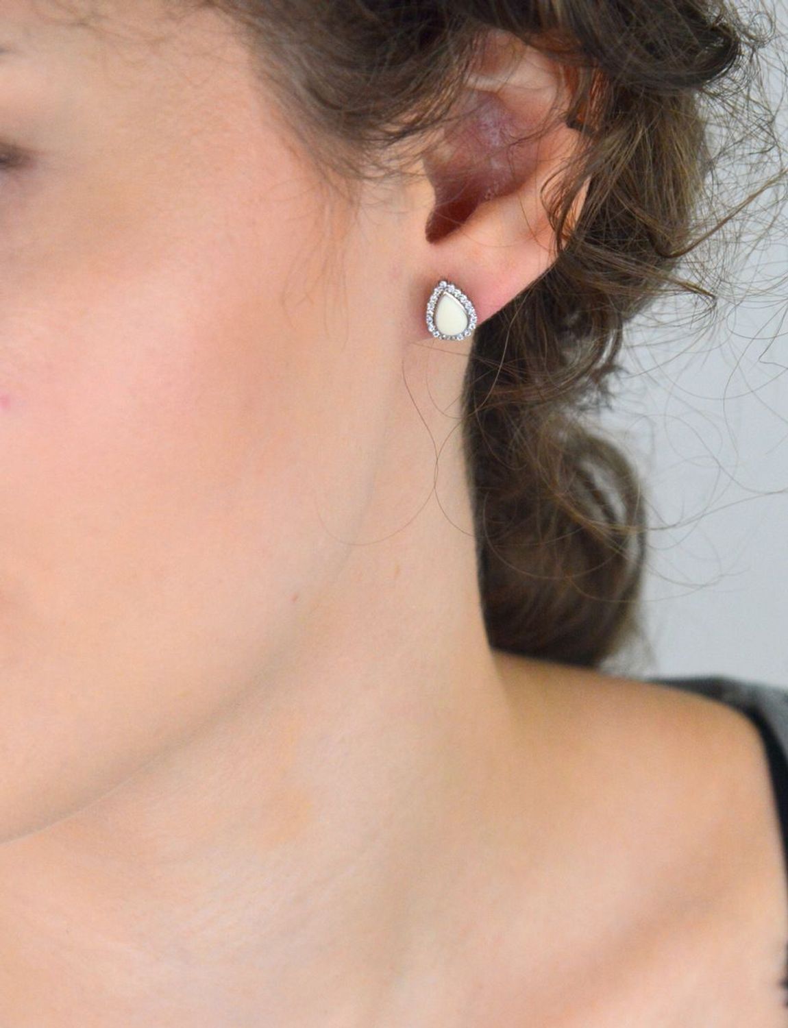 Eleganckie kolczyki srebrne próby 925 w kształcie łezek, zdobione masą perłową i cyrkoniami. Model DIA-KLC-6709-925. Zapięcie na sztyft, waga 2,00 g, długość 1 cm. Idealne na prezent 🎁✨1.jpg