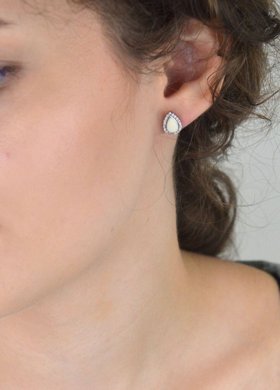 Eleganckie kolczyki srebrne próby 925 w kształcie łezek, zdobione masą perłową i cyrkoniami. Model DIA-KLC-6709-925. Zapięcie na sztyft, waga 2,00 g, długość 1 cm. Idealne na prezent 🎁✨1.jpg