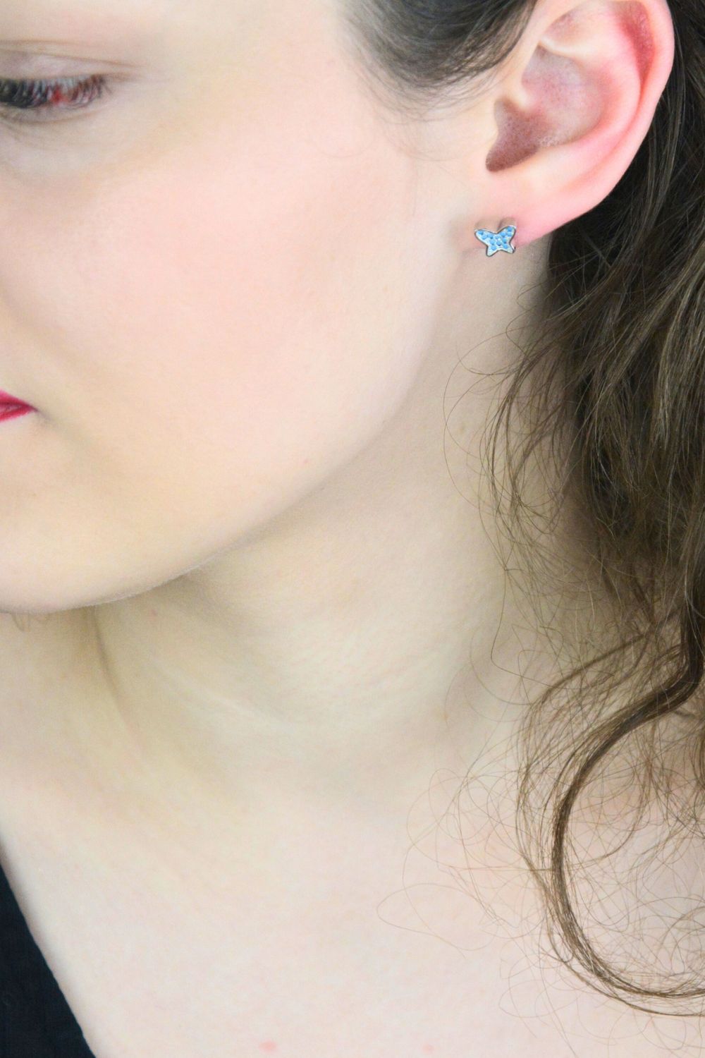 Urocze srebrne kolczyki w kształcie motylka 3D z niebieską emalią, wykonane ze srebra próby 925. Romantyczny i kobiecy dodatek do codziennych i eleganckich stylizacji.1.jpg