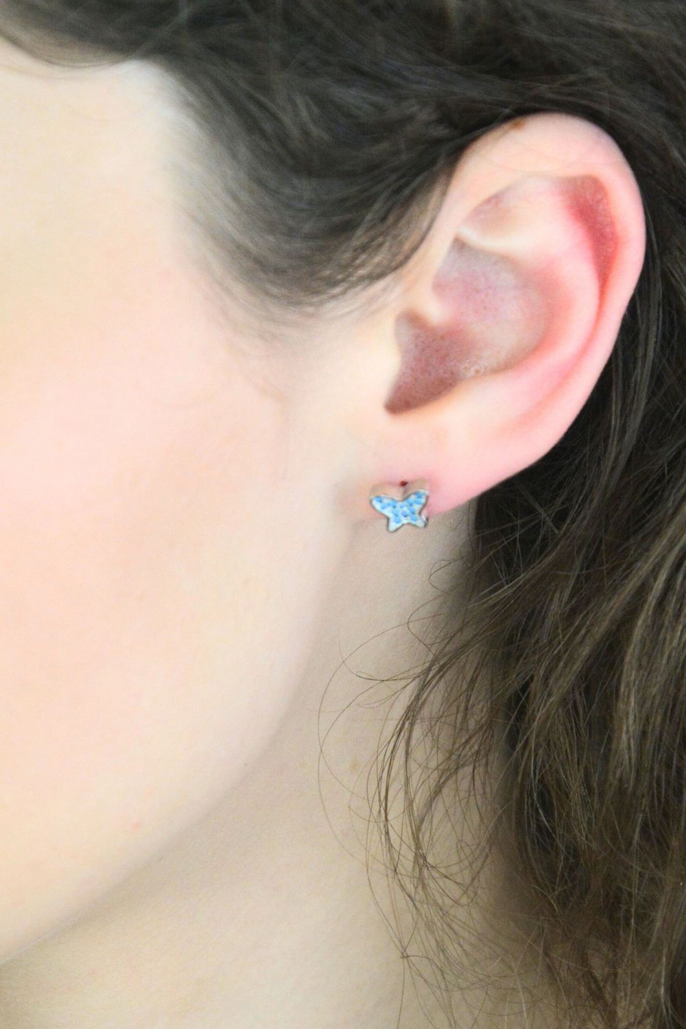 Urocze srebrne kolczyki w kształcie motylka 3D z niebieską emalią, wykonane ze srebra próby 925. Romantyczny i kobiecy dodatek do codziennych i eleganckich stylizacji.1.jpg