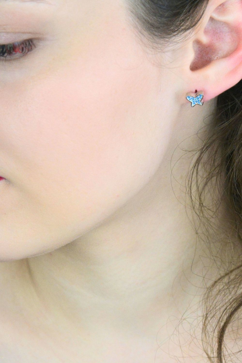 Urocze srebrne kolczyki w kształcie motylka 3D z niebieską emalią, wykonane ze srebra próby 925. Romantyczny i kobiecy dodatek do codziennych i eleganckich stylizacji.1.jpg