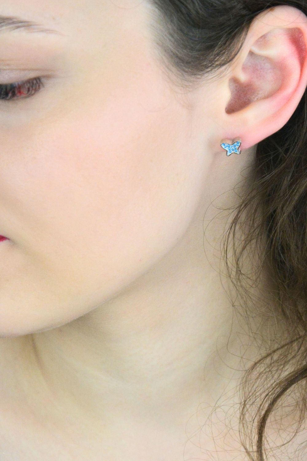 Urocze srebrne kolczyki w kształcie motylka 3D z niebieską emalią, wykonane ze srebra próby 925. Romantyczny i kobiecy dodatek do codziennych i eleganckich stylizacji.1.jpg