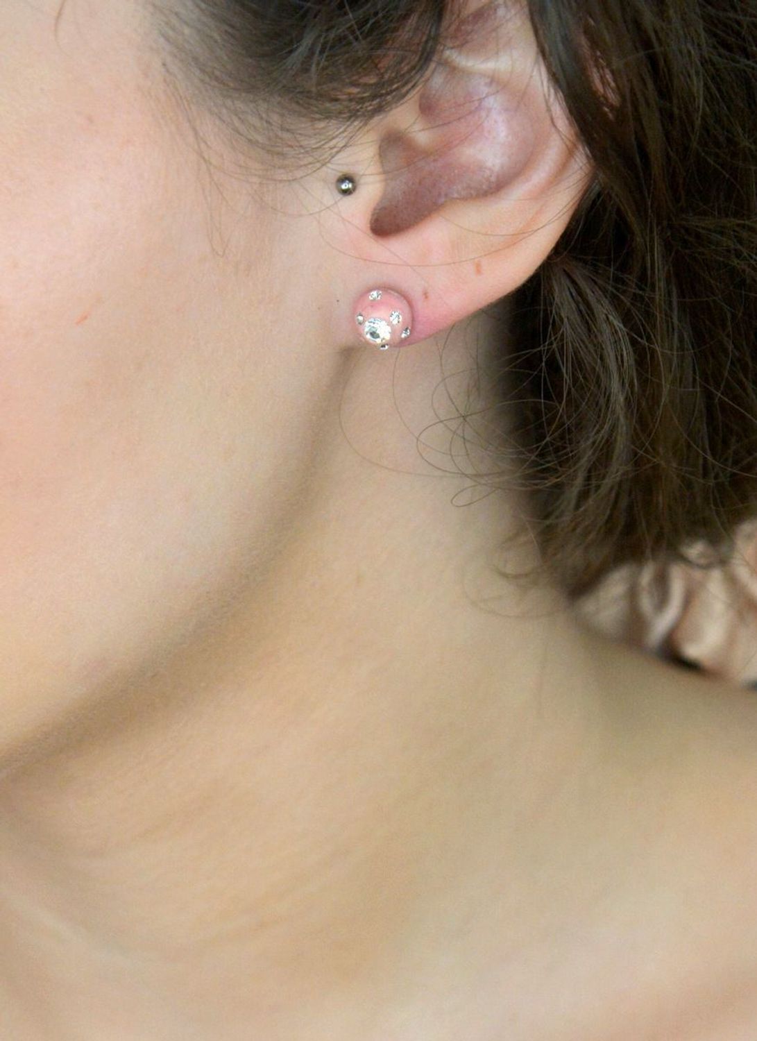 Kolczyki srebrne pudrowy róż ozdobione kryształkami swarovskiego.jpg