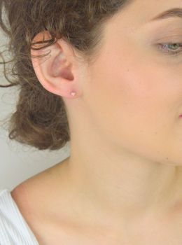 Urocze dziecięce kolczyki srebrne 925 w kształcie serduszek z różową emalią, 3 mm. Model DIA-KLC-6716-925. Idealne dla dziewczynki, bezpieczne zapięcie (2).JPG