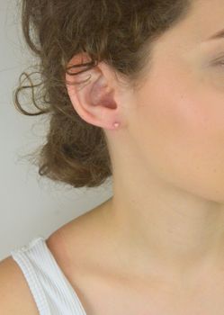 Urocze dziecięce kolczyki srebrne 925 w kształcie serduszek z różową emalią, 3 mm. Model DIA-KLC-6716-925. Idealne dla dziewczynki, bezpieczne zapięcie (3).JPG