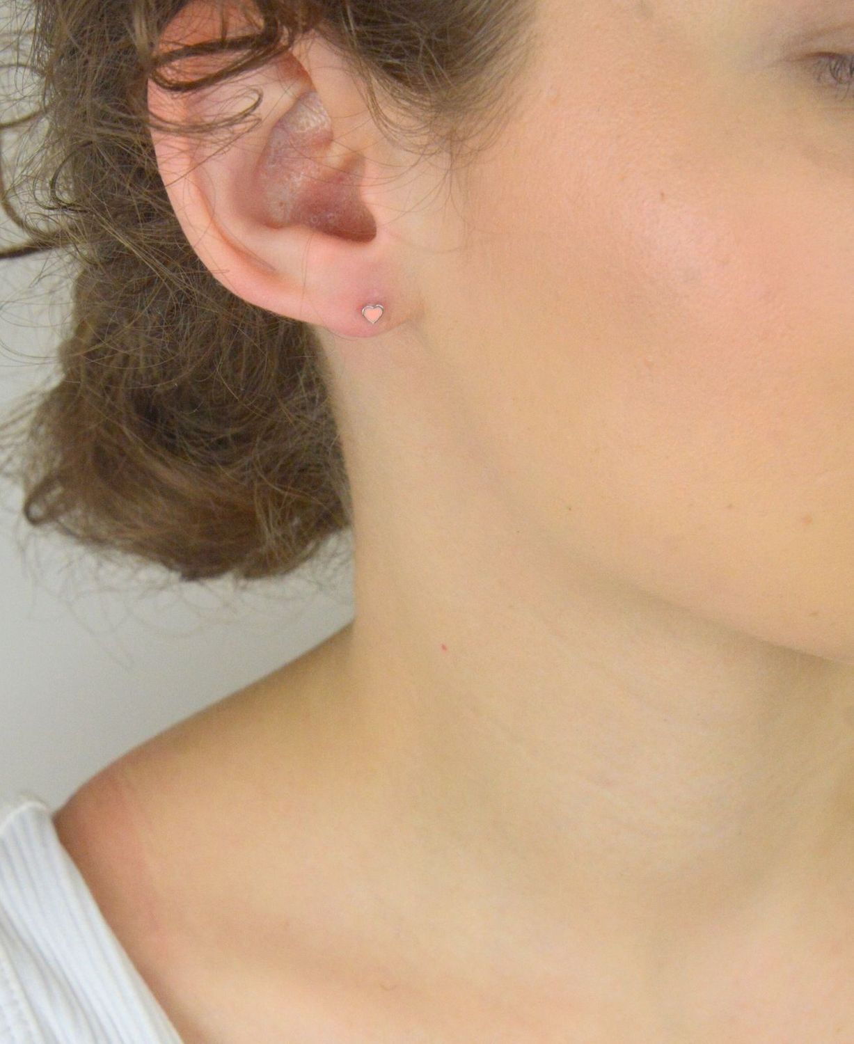 Urocze dziecięce kolczyki srebrne 925 w kształcie serduszek z różową emalią, 3 mm. Model DIA-KLC-6716-925. Idealne dla dziewczynki, bezpieczne zapięcie.1.jpg