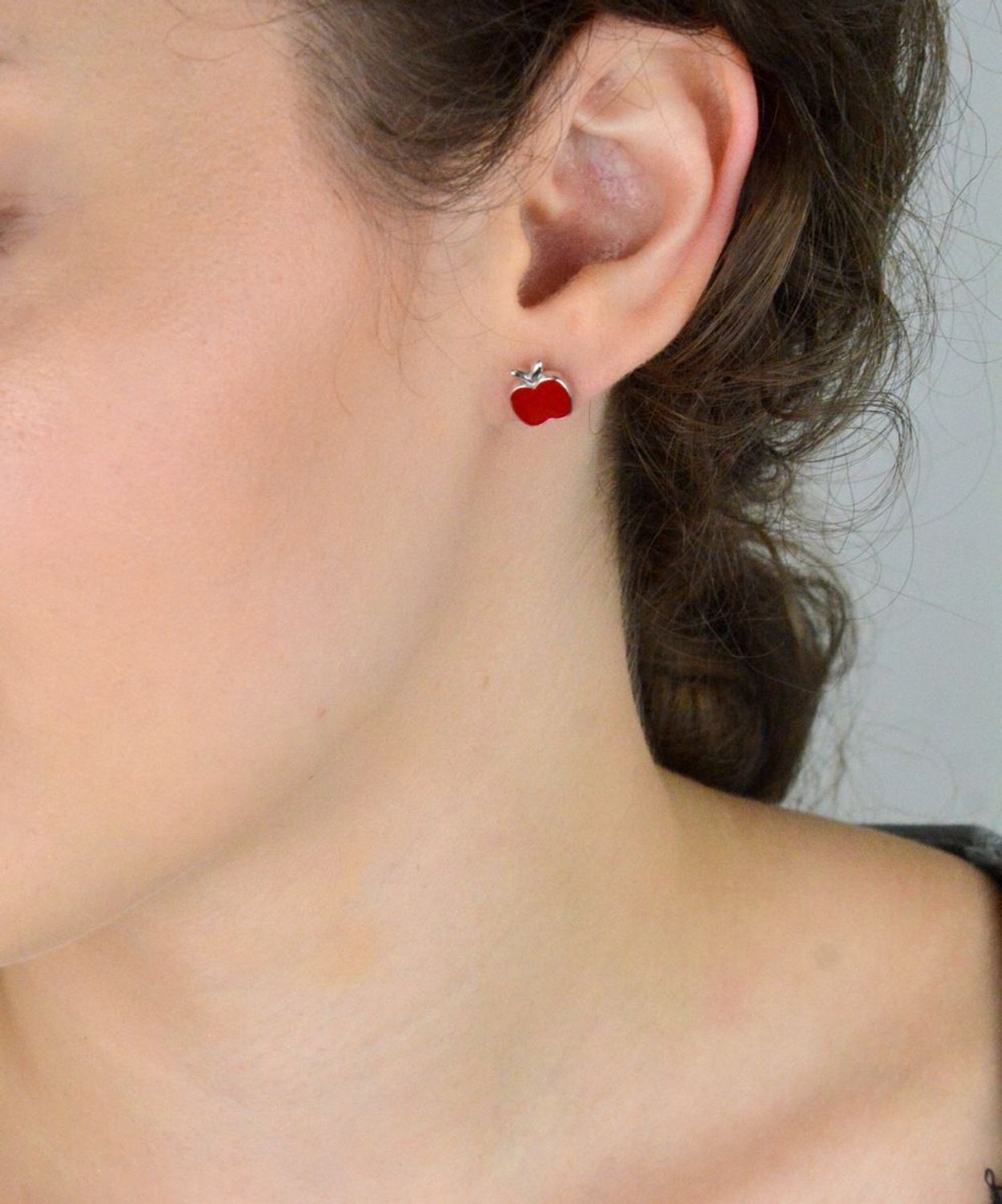 Urocze kolczyki dziecięce w kształcie jabłuszek, wykonane ze srebra próby 925. Zdobione czerwoną emalią, zapięcie na sztyft. Model DIA-KLC-6717-925, 8 mm, 2,10 g.1.jpg