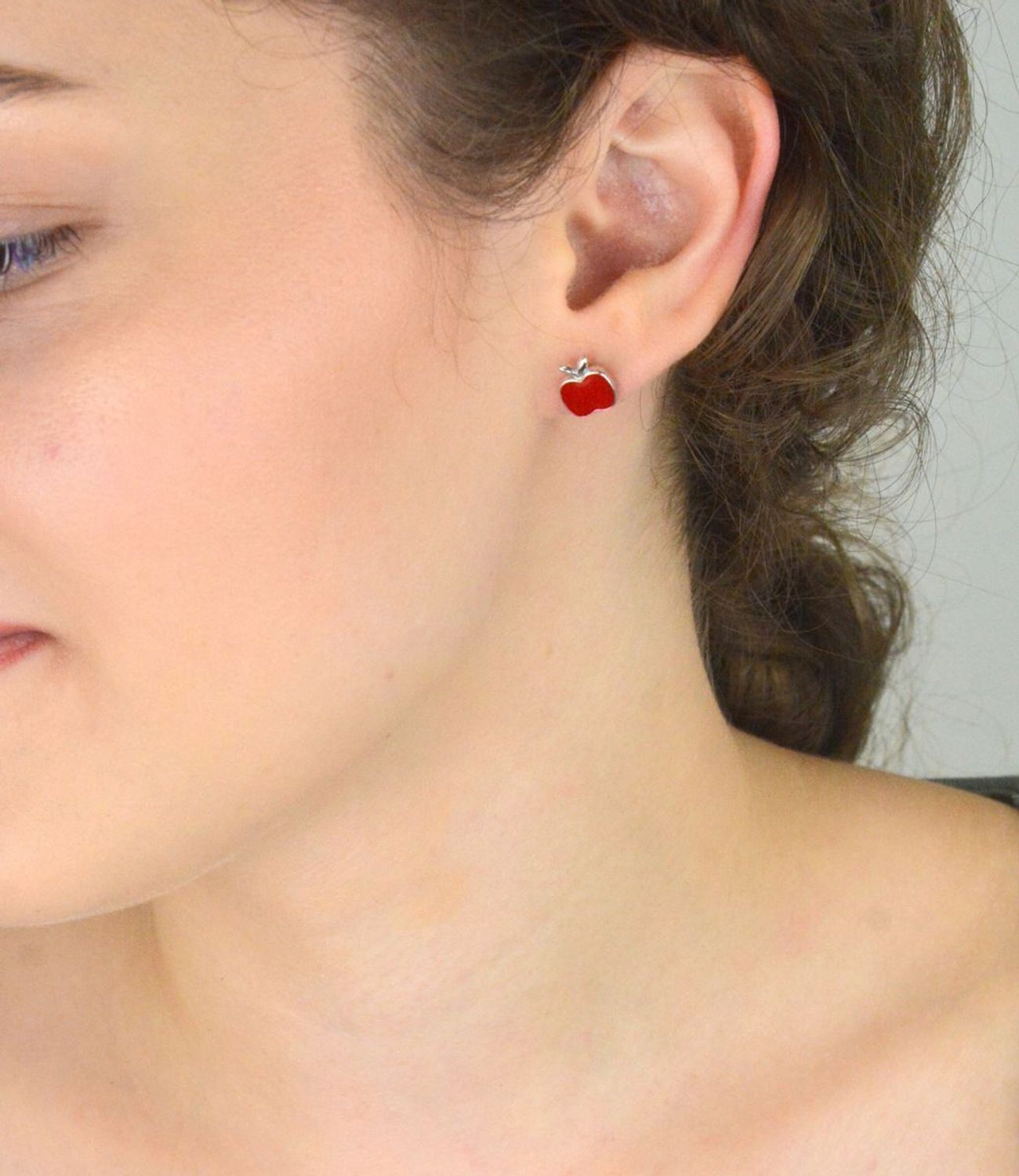 Urocze kolczyki dziecięce w kształcie jabłuszek, wykonane ze srebra próby 925. Zdobione czerwoną emalią, zapięcie na sztyft. Model DIA-KLC-6717-925, 8 mm, 2,10 g.1.jpg