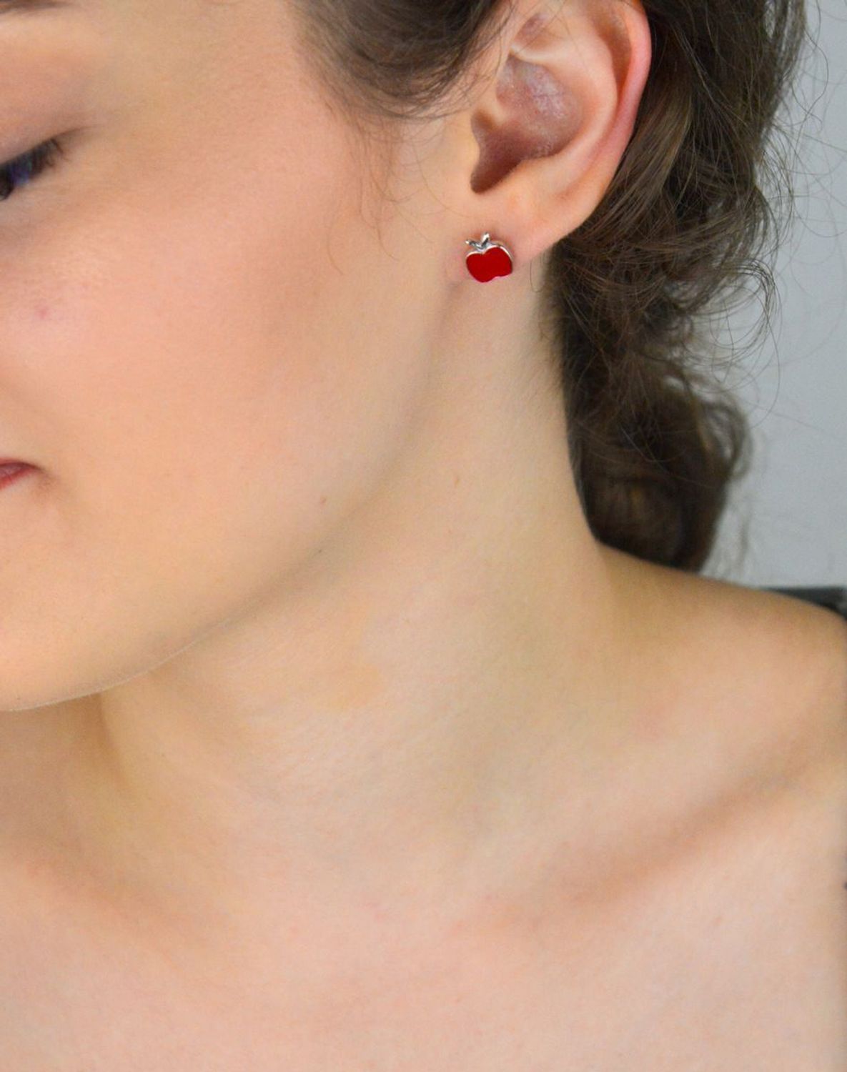 Urocze kolczyki dziecięce w kształcie jabłuszek, wykonane ze srebra próby 925. Zdobione czerwoną emalią, zapięcie na sztyft. Model DIA-KLC-6717-925, 8 mm, 2,10 g.1.jpg