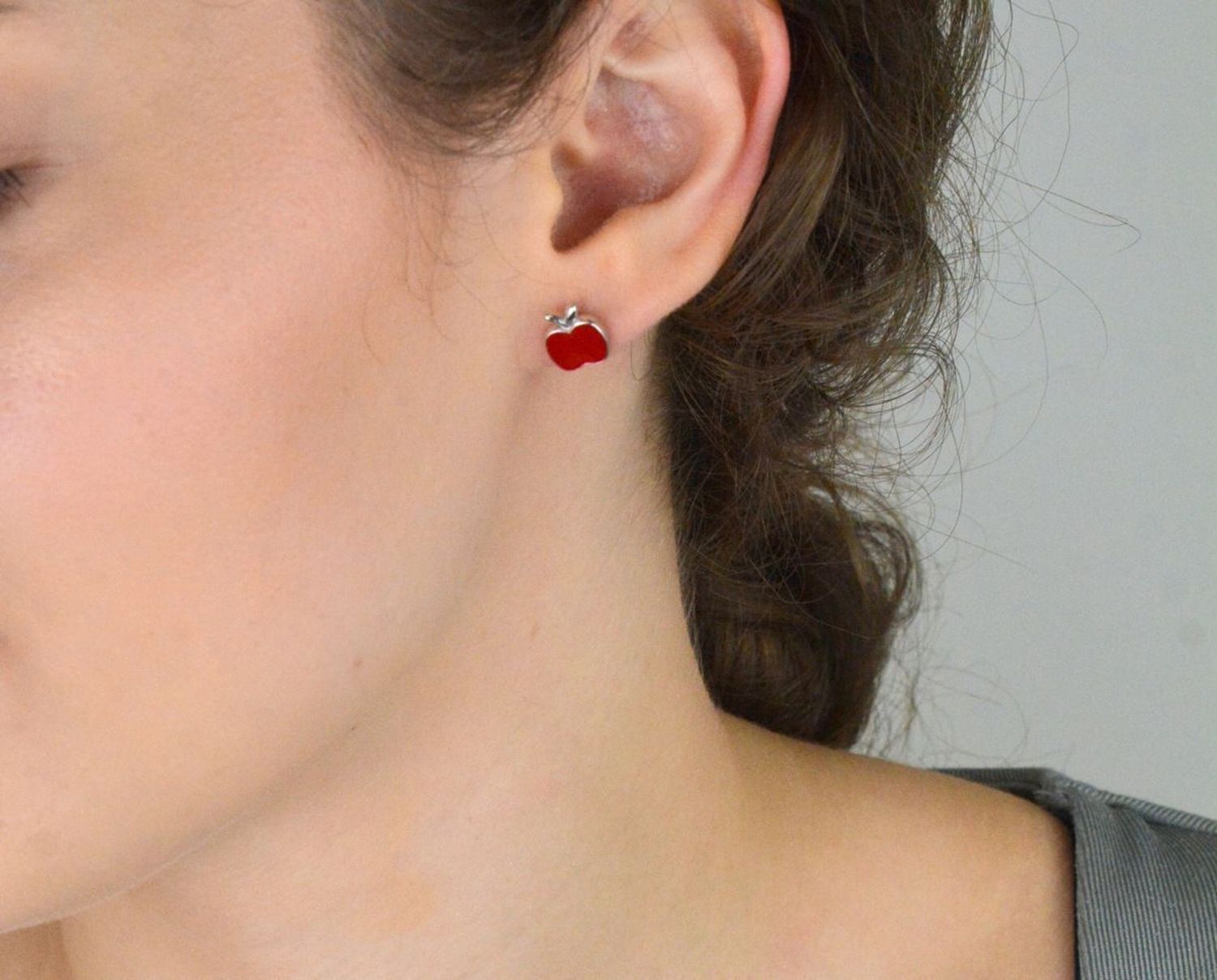 Urocze kolczyki dziecięce w kształcie jabłuszek, wykonane ze srebra próby 925. Zdobione czerwoną emalią, zapięcie na sztyft. Model DIA-KLC-6717-925, 8 mm, 2,10 g.1.jpg